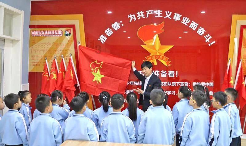 小车爆胎抛锚快车道，交警化身“修理工”热心解围