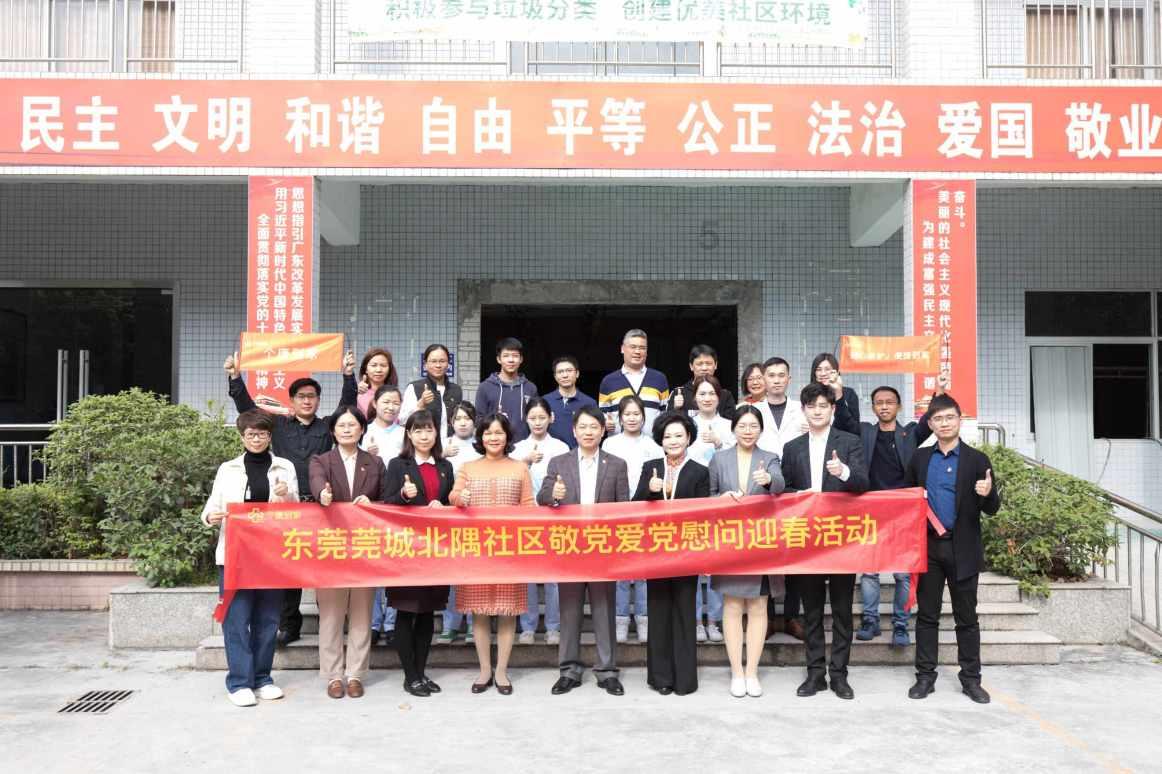 一个学校两个旗杆（一个在校门口，一个在操场，相隔很远）可以同时挂着两面中华人民共和国国旗吗?游戏画面